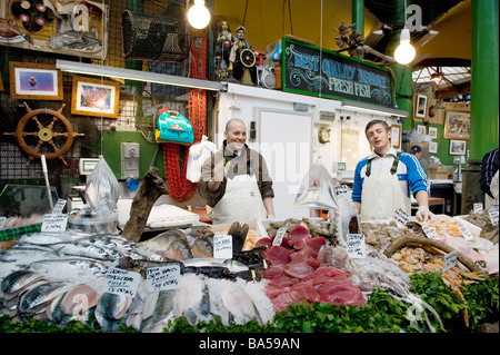 Fisch-Verkäufer, Borough Market, London Stockfoto