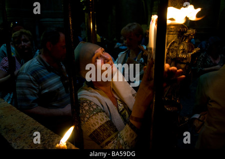 Ein christlicher Anhänger halten ein Candle-Light-Gebet in der Kirche des Heiligen Grabes während der Karfreitagsprozession Jerusalem Israel Stockfoto