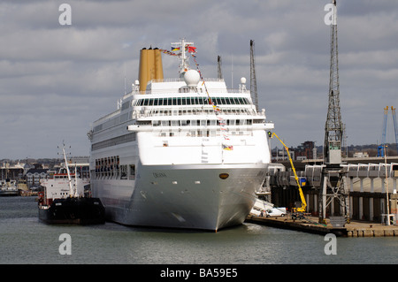 Oriana berühmten P & O Kreuzfahrten Unternehmen Kreuzfahrtschiff festgemacht in Southampton Docks südlichen England UK Stockfoto