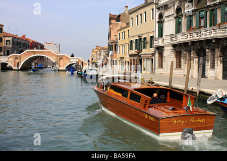 Wasser-taxi nahenden Ponte di Tre Arch (Brücke von drei Bögen), Venedig, Italien Stockfoto