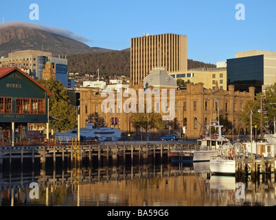 Boote und Bauten im Wasser auf den Hafen und die Docks von Hobart Tasmanien Australien wider Stockfoto