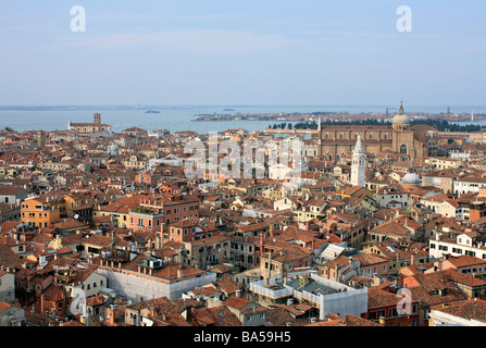 Blick auf Terrakotta-Dächer in Richtung Murano, vom Glockenturm in San Marco Platz Venedig, Italien. Stockfoto