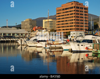 Boote und Bauten im Wasser auf den Hafen und die Docks von Hobart Tasmanien Australien wider Stockfoto