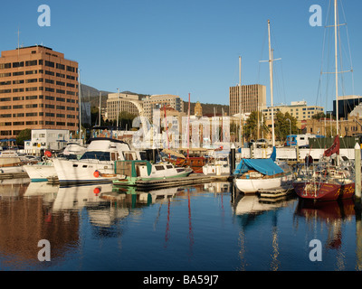 Boote und Bauten im Wasser auf den Hafen und die Docks von Hobart Tasmanien Australien wider Stockfoto