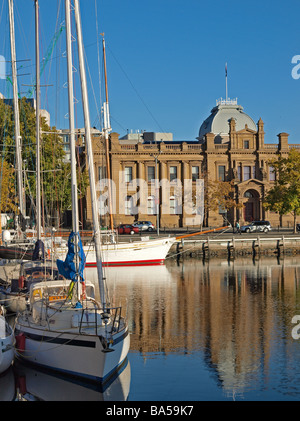 Boote und Bauten im Wasser auf den Hafen und die Docks von Hobart Tasmanien Australien wider Stockfoto