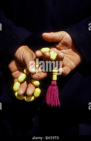 1, 1, Grieche, Griechisch Mann spielt mit Sorge Perlen, Grieche, sorge Perlen, Gebet, Perlen, Metsovo, Region Epirus, Pindos-gebirge, Griechenland, Europa Stockfoto