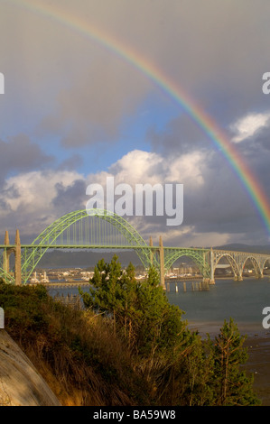 Yaquina Bay Bridge in der Nähe von Newport Oregon Westküste Stockfoto