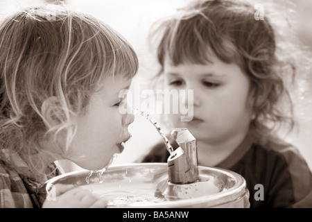 Zwei niedliche Brüder Spaß im freien Stockfoto