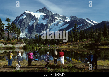 Ältere touristischen Besichtigungen am See Bild mit Farben des Herbstes und Mount Shuksan im Hintergrund Washington State USA Stockfoto