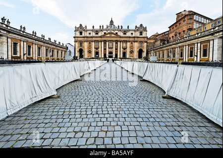 Gang zwischen temporären Sitzgelegenheiten warten Kongregation für Outdoor-Messe in St. Peter-Rom Stockfoto