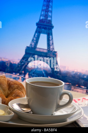 Paris Eiffel Tower Alfresco kontinentales Frühstück mit Kaffee, Croissants, Butter auf dem Tisch mit dem Eiffelturm im Hintergrund Paris Frankreich Stockfoto