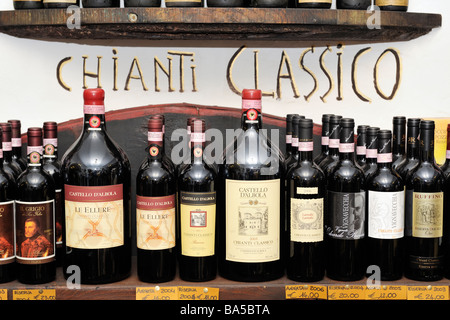 Flaschen Chianti Classico italienische Wein im Weinberg Weingut Keller Shop in Montepulciano, Toskana, Italien Stockfoto