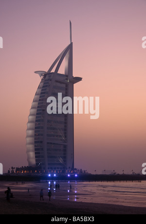 Das Burj al Arab Hotel mit den Sonnenuntergang hinter dem Gebäude Stockfoto