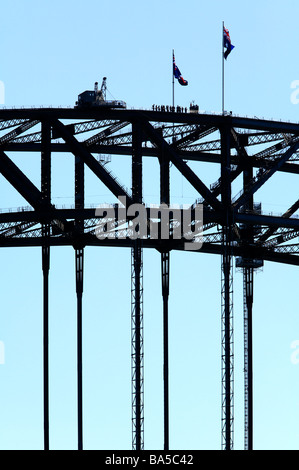 eine Gruppe von Menschen klettern die Sydney Harbour Bridge mit zwei australische Fahnen Stockfoto