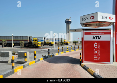 HSBC "durchfahren" ATM Dienstleistungen Anlage für Autofahrer ca. Mittelpunkt auf King Fahd Causeway verbindet Bahrain, Saudi Arabien Stockfoto