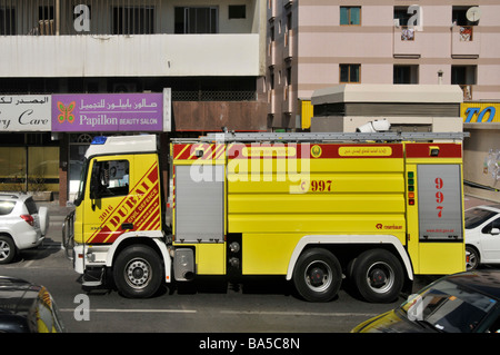 Dubai Street scene VAE Feuerwehrauto mit Zivilschutz Markierungen geparkt in Straße Feuerwehr Besuch Notfall United Arab Emirates Middle East Stockfoto