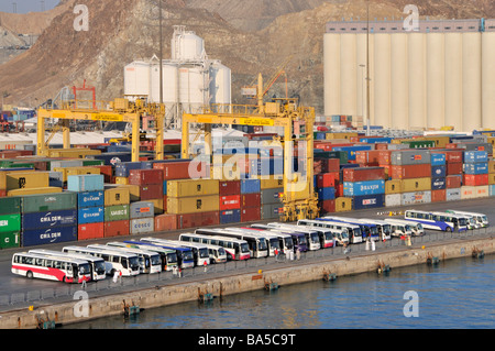 Ausflugsbusse warten auf Kreuzfahrtschiffpassagiere in kommerziellen Schiffscontainern Port Sultan Qaboos Muttrah Muscat Oman im Golf von Oman Naher Osten Stockfoto