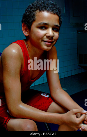 Schwitzende, Minderheit jung in leuchtend roten Ringen Uniform nach einem anstrengenden, anstrengenden workout Stockfoto