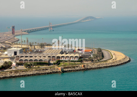 King Fahd Causeway verbindet Bahrain und Saudi-Arabien am Persischen Golf Blick auf Saudi Arabien ab ca. "Mittelpunkt" Service Bereich Stockfoto