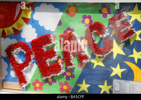 Das Wort Frieden gemacht aus Origami Kraniche aus Papier in der Peace Memorial Park in Hiroshima Japan Stockfoto