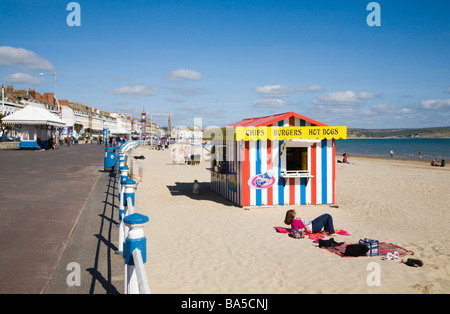 Menschen auf Weymouth Strand und Strandpromenade Esplanade. Dorset. VEREINIGTES KÖNIGREICH. Fast Food und Eis Kiosk. Stockfoto