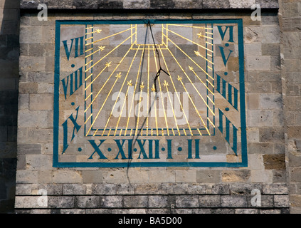 Sonnenuhr am Chichester Cathedral, West Sussex, England Stockfoto