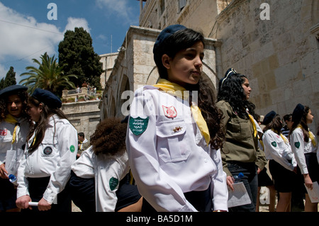 Palästinensisch-orthodoxe Pfadfinder marschieren am Karfreitag procession.in entlang der Via Dolorosa in der Altstadt von Jerusalem Israel Stockfoto