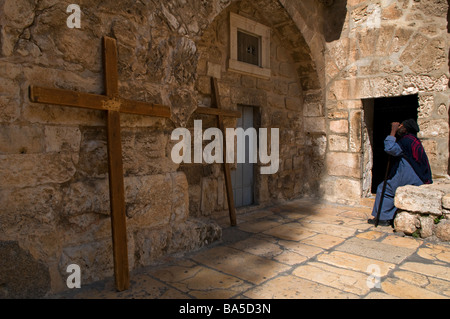 Äthiopisch-orthodoxen Mönch am Eingang der Äthiopischen Orthodoxen Kammer an der Kirche des Heiligen Grabes im christlichen Viertel der Altstadt Ost Jerusalem Stockfoto