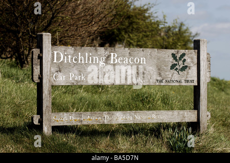 Ein Zeichen für Ditchling Beacon entlang der South Downs Way ist nun Teil eines Nationalparks Stockfoto