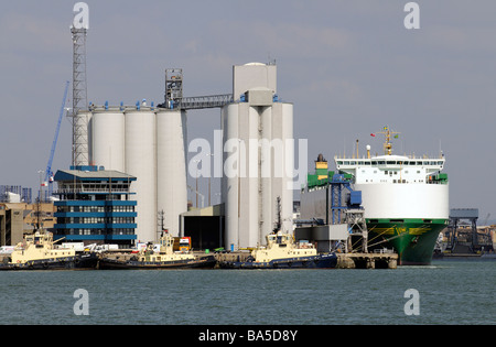 Hafen von Southampton südlichen England UK ABP Waterfront Associated British Ports Cargo Schiff und Lagerung Silos bauen Stockfoto