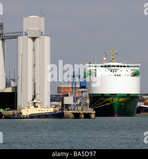 Hafen von Southampton südlichen England UK Waterfront Associated British Ports Silos und Frachtschiff Stockfoto