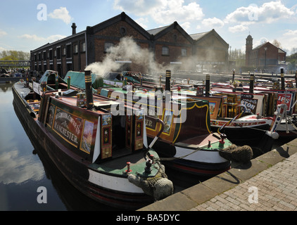 Eine Reihe von traditionellen Narrowboats auf das Boot-Museum, Ellesmere Port, Cheshire. Stockfoto