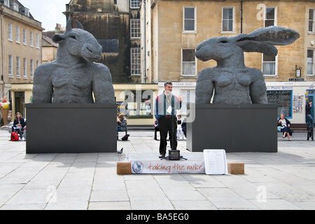 Bath Abbey Kirche Hof Wochentags Comedy - führt eine Stand-up vor 2 Skulpturen von Sophie Ryder Stockfoto