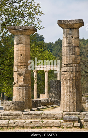 Säulen der Tempel der Hera Heraion mit den Spalten der Philippeion im Hintergrund das antike Olympia, Peloponnes, Griechenland Stockfoto