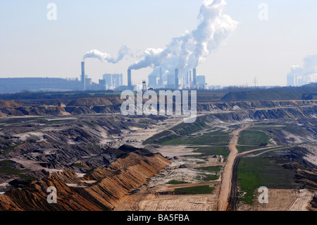 Garzweiler mit Fabrik im Hintergrund Stockfoto