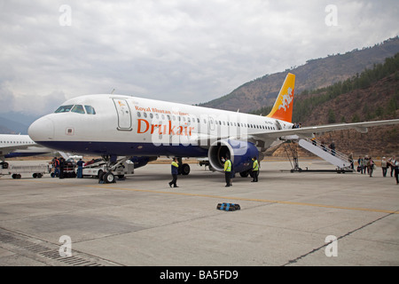 Airbus 320 Royal DRUKAIR Fluggesellschaft. Bhutan Fahne mit Bhutan Drachen. Thimphu Flughafen Bhutan. 90586 Bhutan-DrukAir Horizontal Stockfoto