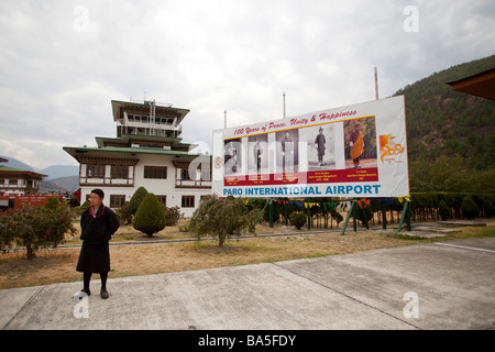 Internationalen Flughafen Paro Bhutan. Süd-Asien. Trachtenmode Anzeige Terminal Gebäude horizontale 90590 Bhutan-Paro-Flughafen Stockfoto