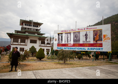 Internationalen Flughafen Paro Bhutan. Süd-Asien. Trachtenmode Anzeige Terminal Gebäude horizontale 90591 Bhutan-Paro-Flughafen Stockfoto