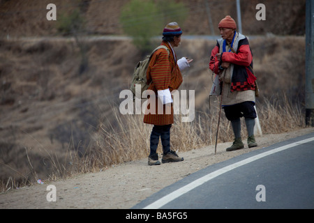 Männer gehen auf der Straße in Bhutan Tracht, Thimphu Bhutan Süd Asia.90647 Bhutan Stockfoto