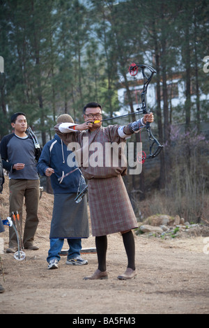 Sportler üben Bogenschießen, Thimphu, Bhutan. 90801 Bhutan-Bogenschießen-vertikal Stockfoto