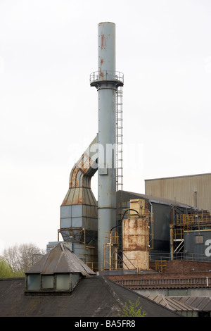 Industrie und Fertigung Verfall. Teil eines geschlossenen Fabrik für Abriss, zeigt rosten und verfallende Anlage Stockfoto