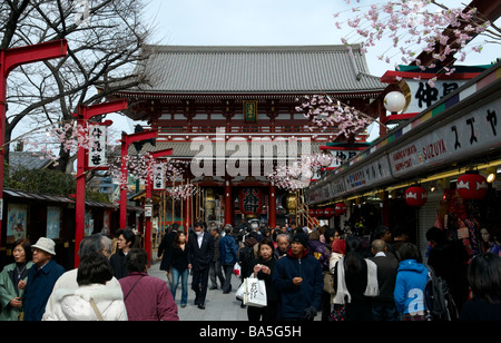 Menschen auf der belebten Nakamise-Dori - die Einkaufsstraße führt zu buddhistischen Tempel Senso-Ji in Asakusa, Tokio Stockfoto