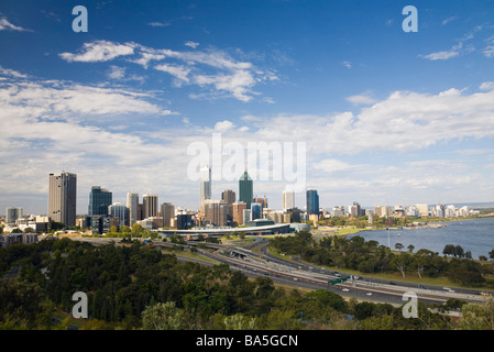 Die Skyline von Perth, vom Kings Park aus gesehen.  Perth, Western Australia, Australien Stockfoto