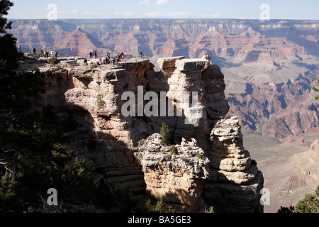 Touristen am Mather Point, einem beliebten Aussichtspunkten über den Grand Canyon South, rim Nationalpark Arizona usa Stockfoto