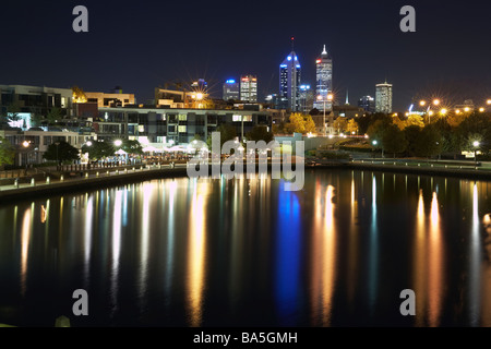 Die Skyline von Perth in der Abenddämmerung Westaustralien in Claisebrook Cove in East Perth aus gesehen Stockfoto