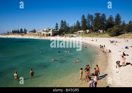 Schwimmer und Sonnenanbeter drängen Cottesloe Beach in Perth, Western Australia, Australien Stockfoto