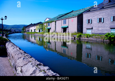 Haus entlang eines Flusses in Hokkaido Stockfoto