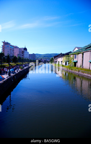 Haus entlang eines Flusses in Hokkaido Stockfoto