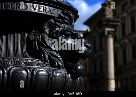 Detail, symbolische Marzocco Löwenkopf in Gusseisen, Piazza della Repubblica, Florenz, Italien Stockfoto