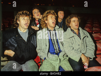 Die Fußballfans Bev Bevan Robert Plant und Ian Sludge Lees in Molineux. Bild von DAVID BAGNALL Stockfoto